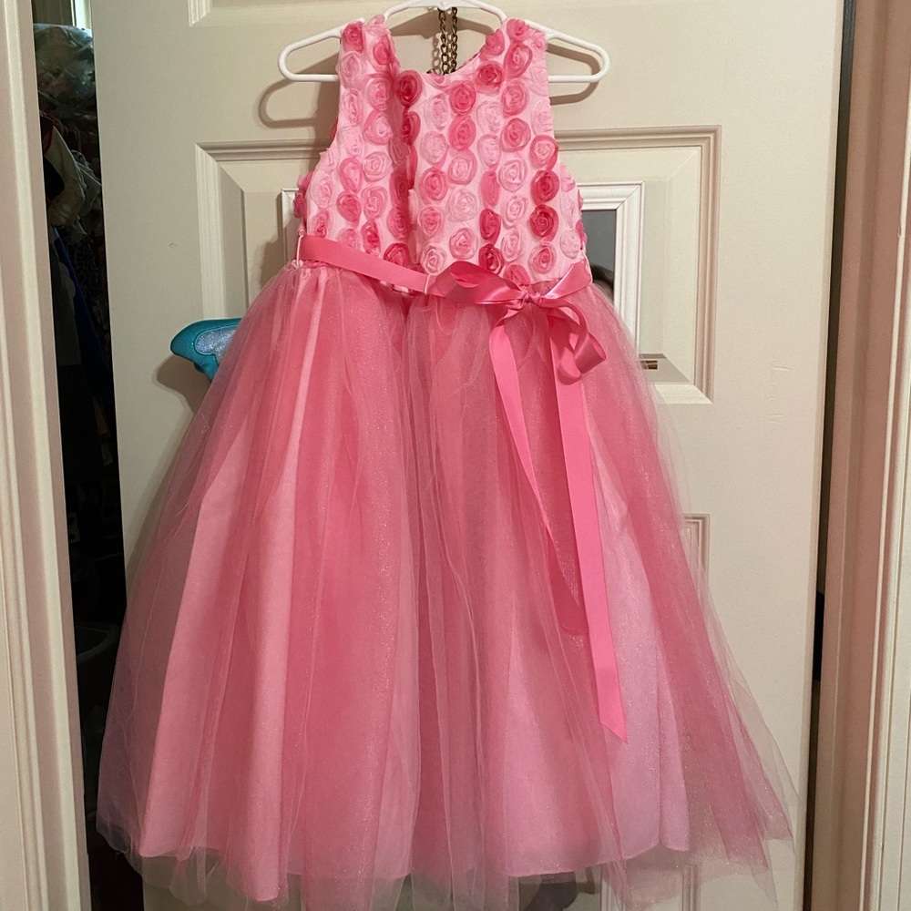 Little girls dress. Never worn. Size 6x
